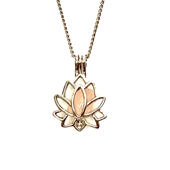 Rose Quartz Lotus Flower Necklace (Gold color) - Picture 6 of 8